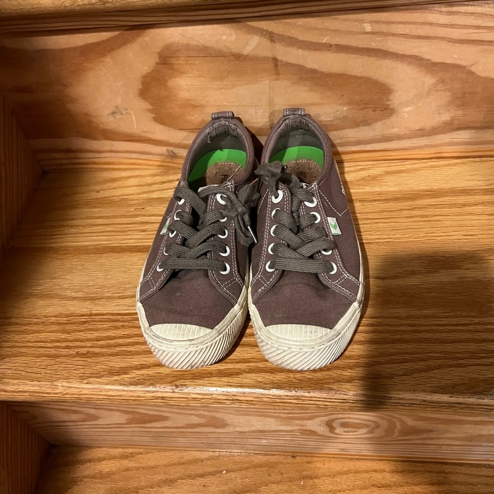 Cariuma Pantone Gray Oca Low - women’s size 6, euro 37.5